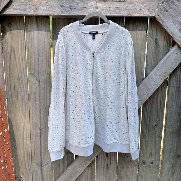 Torrid Light Grey Perforated Zip Up Bomber Jacket in Eyelet Stone Size 5X - Picture 5 of 14